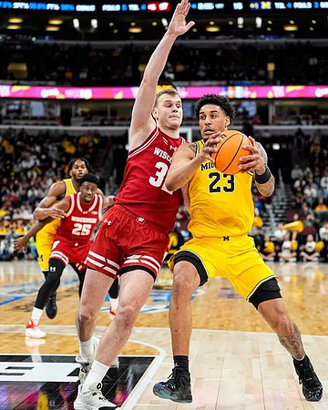 Morez Johnson Jr. (21) and Yaxel Lendeborg (23)