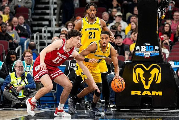 Morez Johnson Jr. (21) and Nimari Burnett (4)