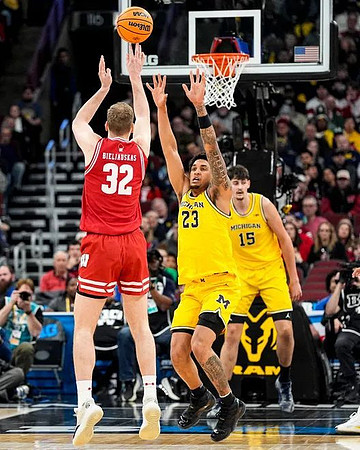 Yaxel Lendeborg (23) and Aday Mara (15)