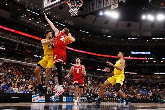 Yaxel Lendeborg (23) and Nimari Burnett (4)