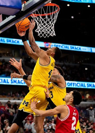 Nimari Burnett (4) and Yaxel Lendeborg (23)