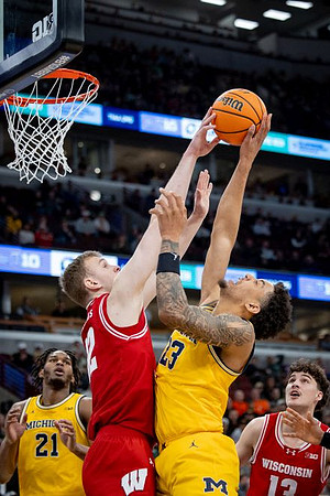 Morez Johnson Jr. (21) and Yaxel Lendeborg (23)