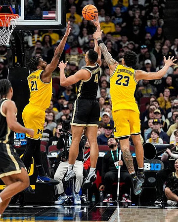 Morez Johnson Jr. (21) and Yaxel Lendeborg (23)