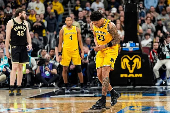 Nimari Burnett (4) and Yaxel Lendeborg (23)