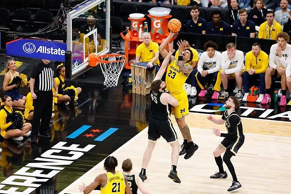 Morez Johnson Jr. (21) and Yaxel Lendeborg (23)