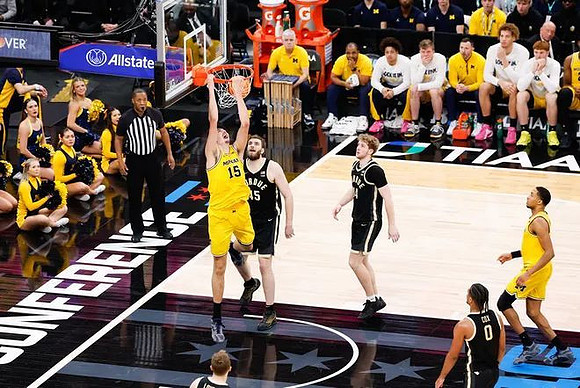 Aday Mara (15) and Nimari Burnett (4)