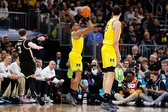 Nimari Burnett (4) and Aday Mara (15)