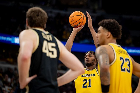 Morez Johnson Jr. (21) and Yaxel Lendeborg (23)