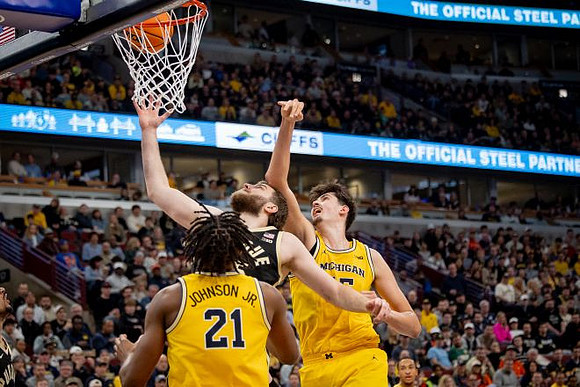 Morez Johnson Jr. (21) and Aday Mara (15)