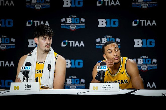 Aday Mara (15) and Nimari Burnett (4)