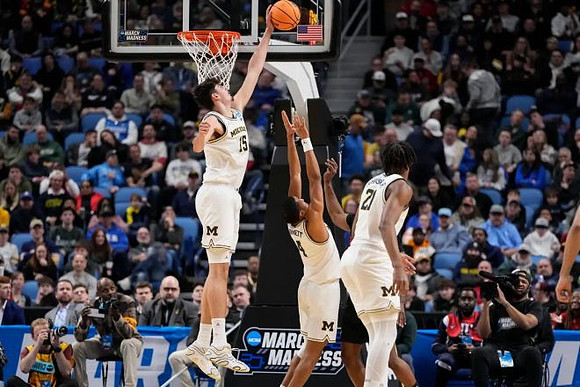 Aday Mara (15), Nimari Burnett (4), and Morez Johnson Jr. (21)