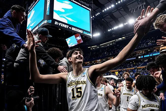 Aday Mara (15) and Michigan Team