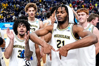Morez Johnson Jr. (21) and Michigan Team