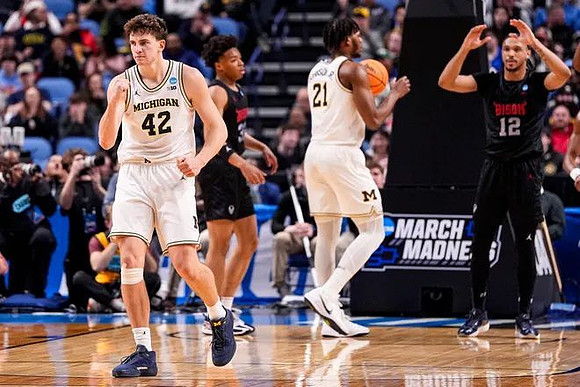 Will Tschetter (42) and Morez Johnson Jr. (21)