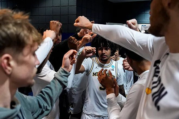 Elliot Cadeau (3) and Michigan Team