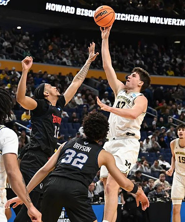 Will Tschetter (42) and Aday Mara (15)
