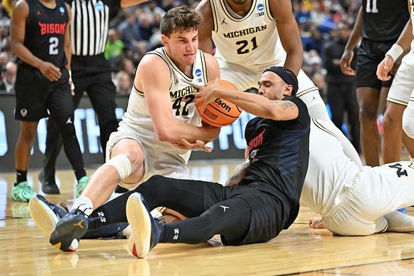Will Tschetter (42) and Morez Johnson Jr. (21)