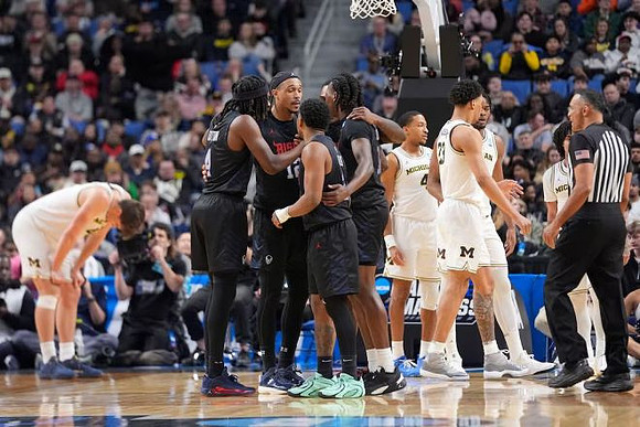 Will Tschetter (42), Nimari Burnett (4), Yaxel Lendeborg (23), Morez Johnson Jr. (21), and Elliot Cadeau (3)