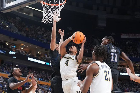 Nimari Burnett (4) and Morez Johnson Jr. (21)