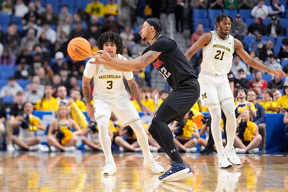Elliot Cadeau (3) and Morez Johnson Jr. (21)