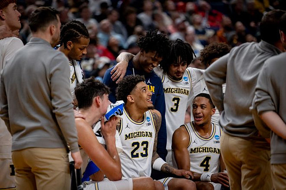 Yaxel Lendeborg (23) and Michigan Team