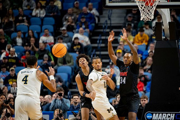 Nimari Burnett (4) and Roddy Gayle Jr. (11)
