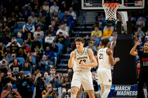 Will Tschetter (42) and Morez Johnson Jr. (21)