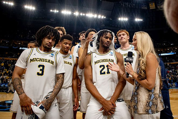 Morez Johnson Jr. (21) and Michigan Team