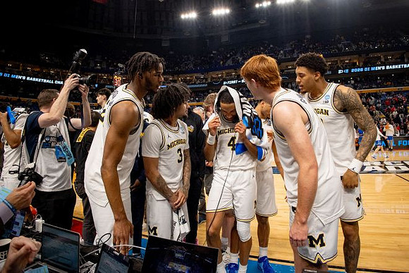 Nimari Burnett (4) and Michigan Team