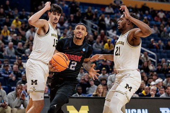 Aday Mara (15) and Morez Johnson Jr. (21)