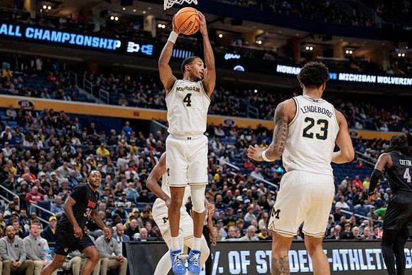 Nimari Burnett (4) and Yaxel Lendeborg (23)