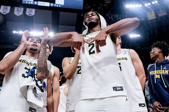 Morez Johnson Jr. (21) and Michigan Team