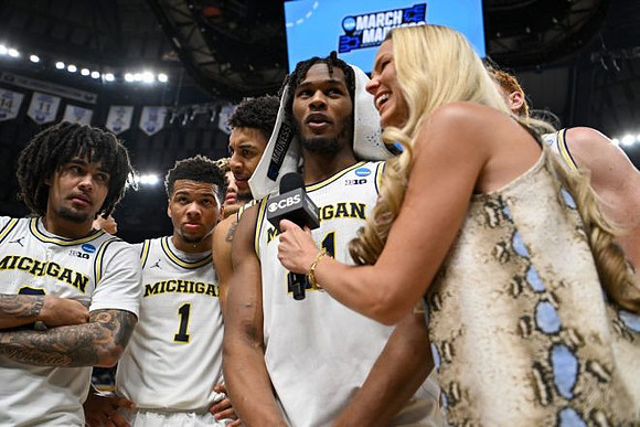 Morez Johnson Jr. (21) and Michigan Team