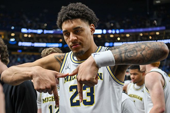 Yaxel Lendeborg (23) and Michigan Team