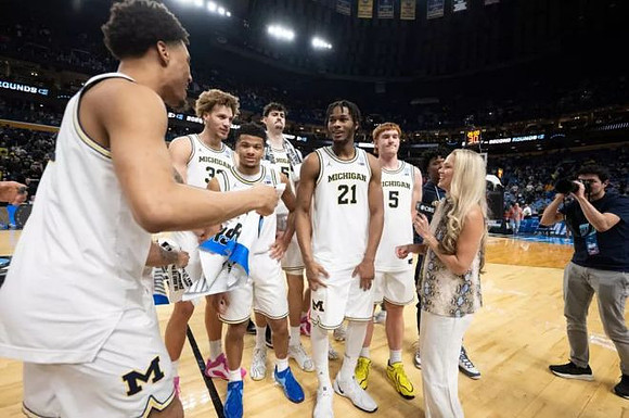 Morez Johnson Jr. (21) and Michigan Team