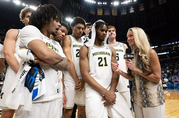 Morez Johnson Jr. (21) and Michigan Team