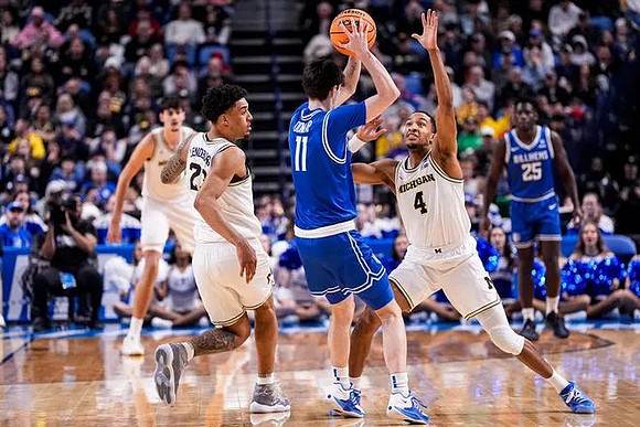 Aday Mara (15), Yaxel Lendeborg (23), and Nimari Burnett (4)