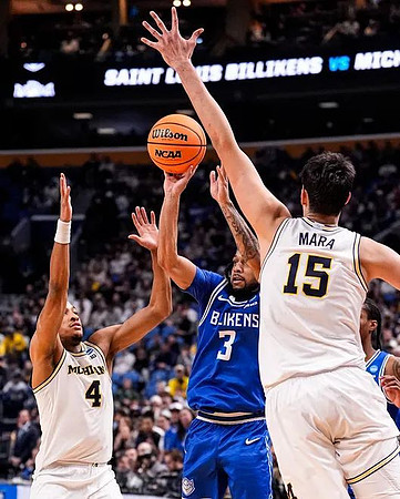 Nimari Burnett (4) and Aday Mara (15)