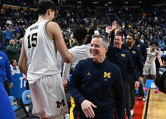 Aday Mara (15), Dusty May, and Michigan Team