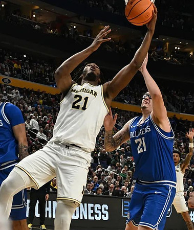 Morez Johnson Jr. (21) and Yaxel Lendeborg (23)