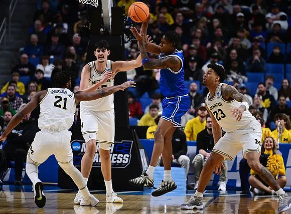 Morez Johnson Jr. (21), Aday Mara (15), and Yaxel Lendeborg (23)