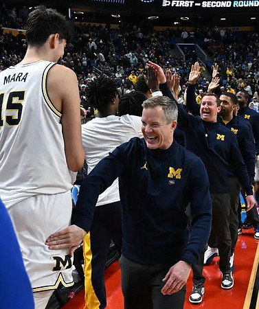 Dusty May, Aday Mara (15), and Michigan Team