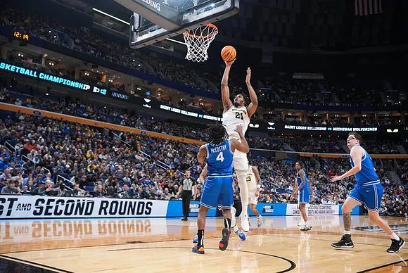Morez Johnson Jr. (21) and Yaxel Lendeborg (23)