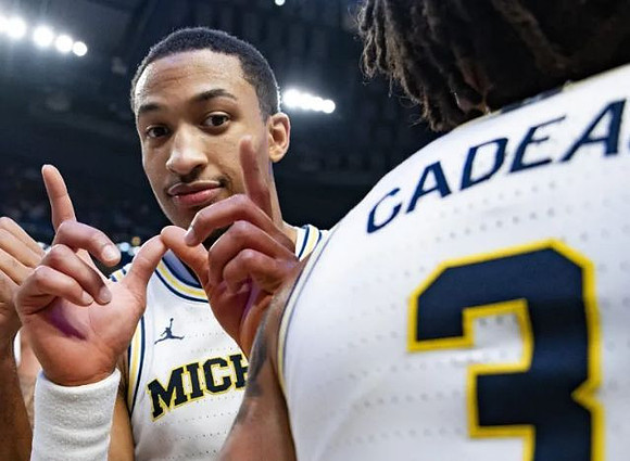 Nimari Burnett (4) and Elliot Cadeau (3)