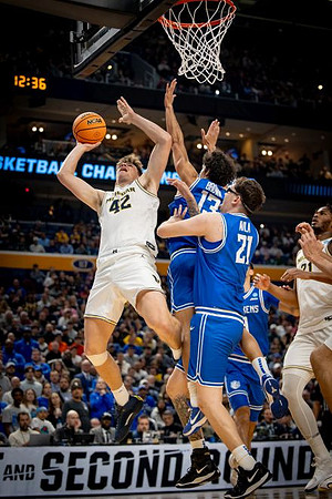 Will Tschetter (42) and Morez Johnson Jr. (21)