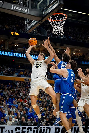 Will Tschetter (42) and Morez Johnson Jr. (21)