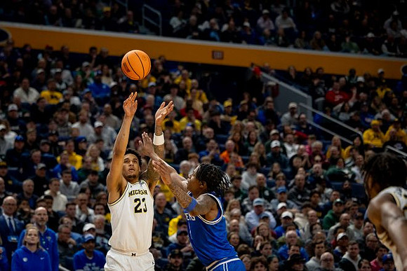 Yaxel Lendeborg (23) and Morez Johnson Jr. (21)
