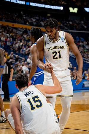 Aday Mara (15) and Morez Johnson Jr. (21)