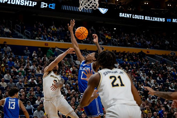 Elliot Cadeau (3) and Morez Johnson Jr. (21)