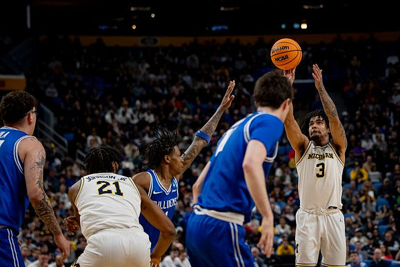 Morez Johnson Jr. (21) and Elliot Cadeau (3)